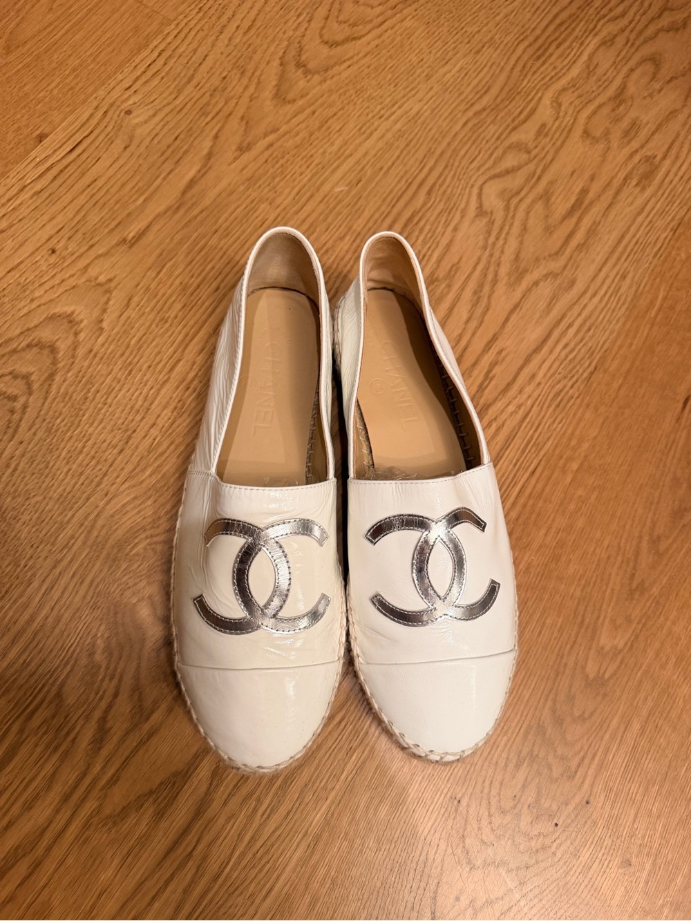 Chanel White Patent Crinkled Leather Espadrille Flats with Silver CC Logo sz39